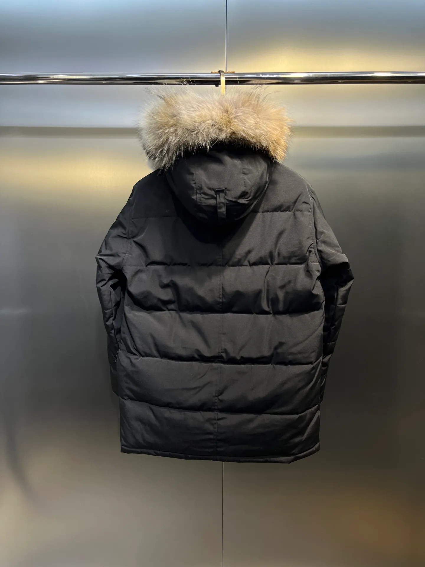P860 Canada Goose 14 models Canada Goose🌟 Natural Siberian coyote fur collar, the delicate and strong feel, is the sense of life that comes from the erosion of natural wind and frost! Authentic version! All the details are in place! The fabric is made of high-density nano-level waterproof fabric, which is windproof and wear-resistant, and has a certain thickness! The down is 90% national standard white duck down, which can be taken for testing. It uses an imported down flushing machine for accurate down flushing! The grams are guaranteed to be the same. It will not be like the hand racing in small workshops, resulting in more velvet here and less velvet there. The zipper is the YKK brand used by Canada Goose! Smooth and comfortable on both sides! In order to prevent cold wind from pouring in, a double closure design is adopted. On the premise of the traditional zipper fly, a secondary closure with large military buttons is used to bring better warmth retention effect. It retains the classic hooded design and uses super large luxurious wolf fur to protect against wind and cold! The fur collar is removable! It doesn’t matter how low the temperature is this winter, a big goose suit is enough. I’ll give you the wind and temperature!  Size: s-xxl